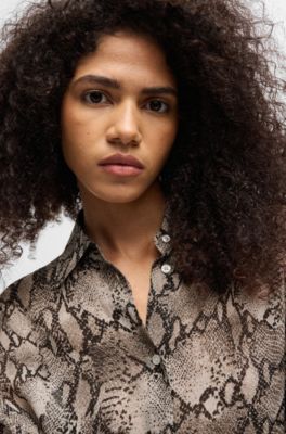 Blusa oversize fit en crep&eacute; de China con estampado de serpiente, Fantas&iacute;a