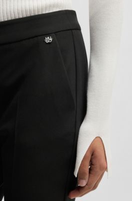 Pantalon Slim en tissu stretch avec rivet logot&eacute;, Noir