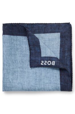 Pochette de costume imprim&eacute;e avec bordure logot&eacute;e, bleu clair