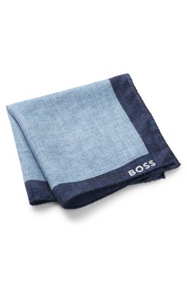 Pochette de costume imprim&eacute;e avec bordure logot&eacute;e, bleu clair