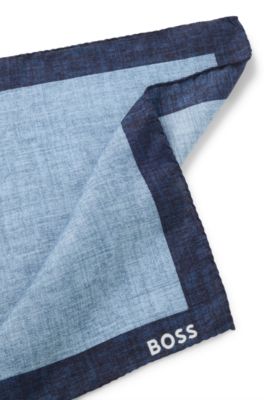 Pochette de costume imprim&eacute;e avec bordure logot&eacute;e, bleu clair