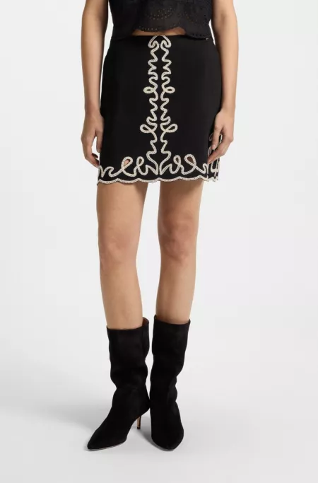 Cotton mini skirt with contrast embroidery