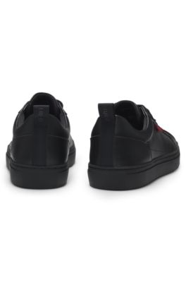 Baskets en similicuir avec &eacute;tiquette logot&eacute;e rouge dans la couture lat&eacute;rale, Noir
