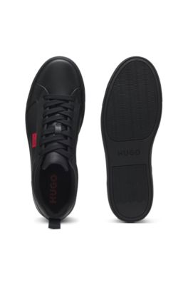 Baskets en similicuir avec &eacute;tiquette logot&eacute;e rouge dans la couture lat&eacute;rale, Noir