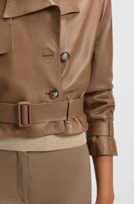 Chaqueta de piel estilo gabardina con cintur&oacute;n anudado, Marr&oacute;n