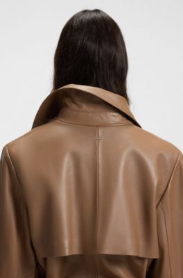 Chaqueta de piel estilo gabardina con cintur&oacute;n anudado, Marr&oacute;n