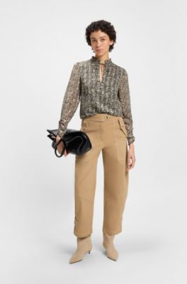 Pantalones de pernera globo en sarga de algod&oacute;n el&aacute;stico con tacto de papel, Marr&oacute;n