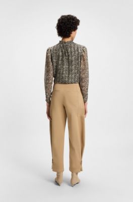 Pantalones de pernera globo en sarga de algod&oacute;n el&aacute;stico con tacto de papel, Marr&oacute;n
