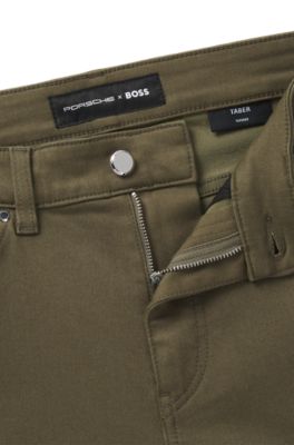 Vaqueros Porsche x BOSS tapered fit de tejido vaquero el&aacute;stico t&eacute;cnico, Verde oscuro