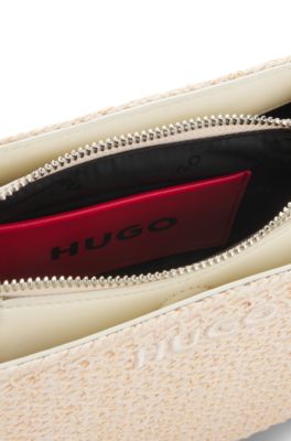 Bolso bandolera con efecto de rafia y correa con logo en los detalles met&aacute;licos, Blanco