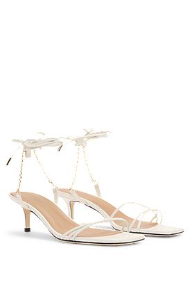 Sandales en cuir avec chaîne dorée