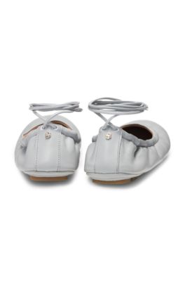 Bailarinas de piel de napa con monograma Double B, Gris claro