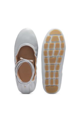 Bailarinas de piel de napa con monograma Double B, Gris claro