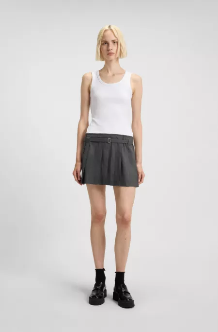 Sleeveless dress with pleated skirt