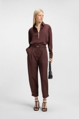 Pantalones tapered fit en sarga de algod&oacute;n con cintur&oacute;n, Marr&oacute;n oscuro