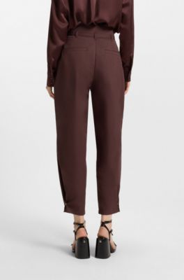 Pantalones tapered fit en sarga de algod&oacute;n con cintur&oacute;n, Marr&oacute;n oscuro