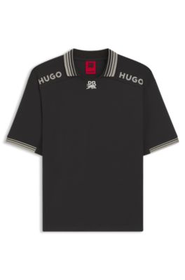 Polo HUGO&nbsp;x&nbsp;RB con ribetes y logos, Marr&oacute;n oscuro