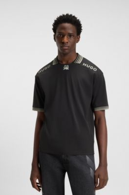 Polo HUGO&nbsp;x&nbsp;RB con ribetes y logos, Marr&oacute;n oscuro