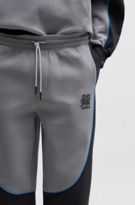 Pantalones de ch&aacute;ndal de mezcla de algod&oacute;n HUGO x RB con detalles de ribetes, Gris oscuro