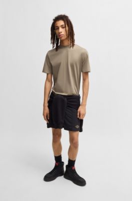 Camiseta slim fit de algod&oacute;n el&aacute;stico con cuello alto, Marr&oacute;n