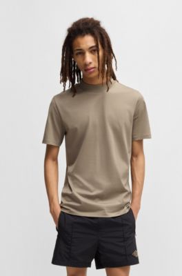 Camiseta slim fit de algod&oacute;n el&aacute;stico con cuello alto, Marr&oacute;n