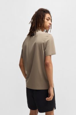 Camiseta slim fit de algod&oacute;n el&aacute;stico con cuello alto, Marr&oacute;n