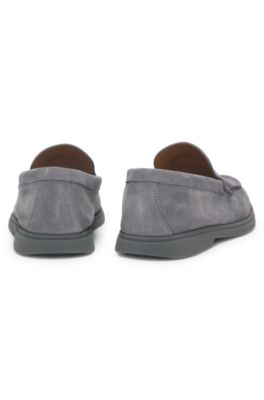 Mocassins en cuir su&eacute;d&eacute; avec logo grav&eacute; en creux, Gris