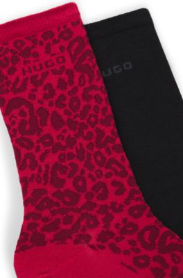 Paquete de dos pares de calcetines de largo est&aacute;ndar con detalles de leopardo, Rojo