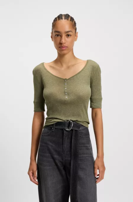 Button-placket top in a cotton blend