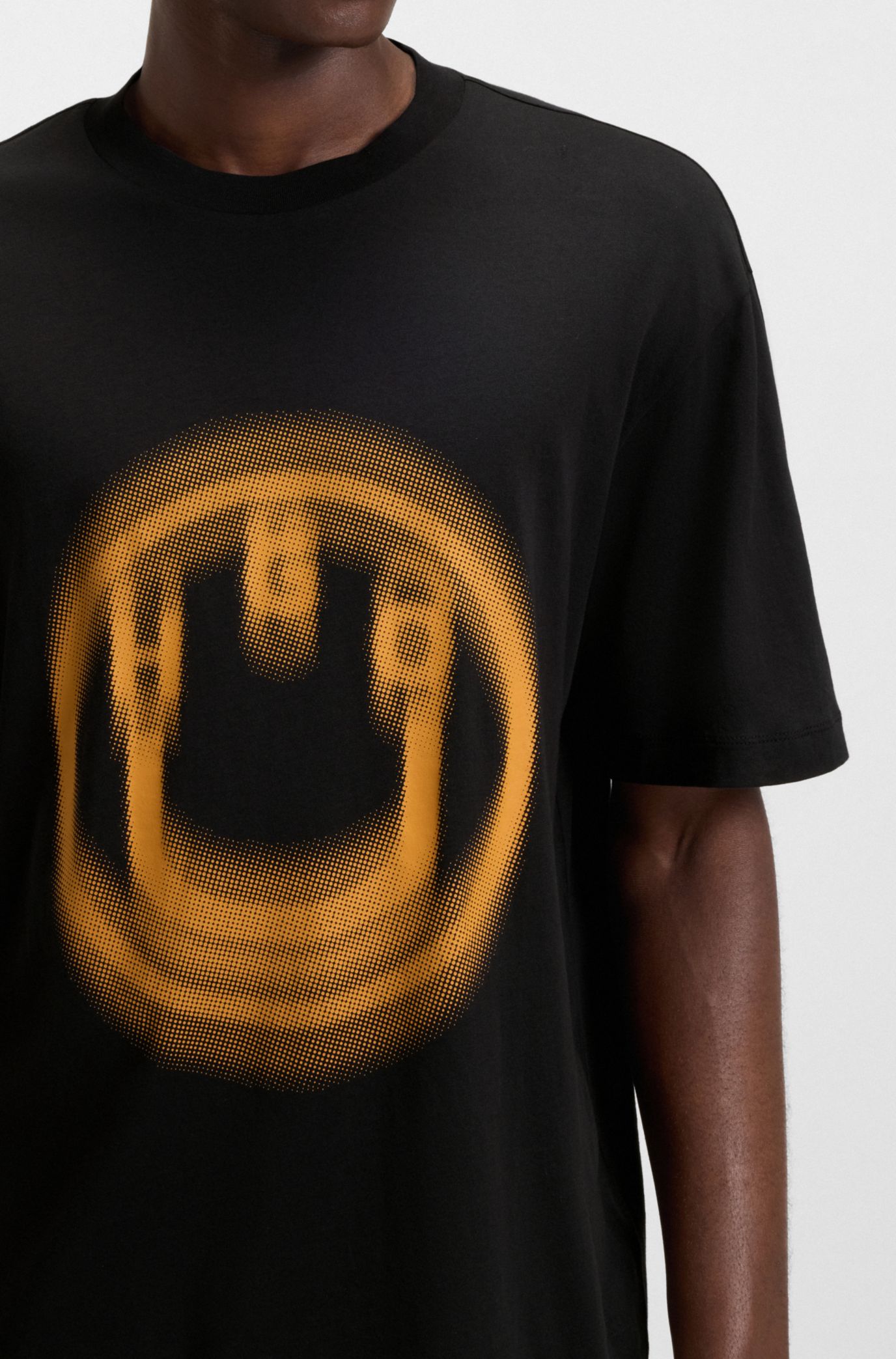 【Hugo Boss】Diobo blurred print スモール ロゴ Tシャツ ♪ HUGO - All-gender T-shirt with blurred logo print - Black