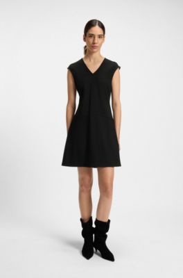 Robe &agrave; la coupe &eacute;vas&eacute;e en tissu stretch &agrave; d&eacute;coupes surpiqu&eacute;es, Noir