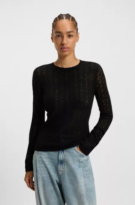 Fine-gauge sweater with knitted structure