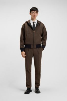 Chaqueta con capucha de fit moderno en tejido de espiga, Marr&oacute;n