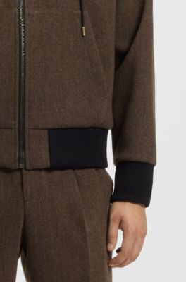 Chaqueta con capucha de fit moderno en tejido de espiga, Marr&oacute;n