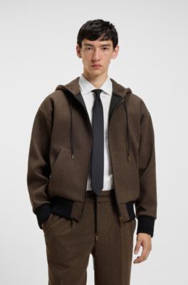 Chaqueta con capucha de fit moderno en tejido de espiga, Marr&oacute;n