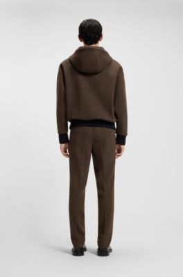 Chaqueta con capucha de fit moderno en tejido de espiga, Marr&oacute;n