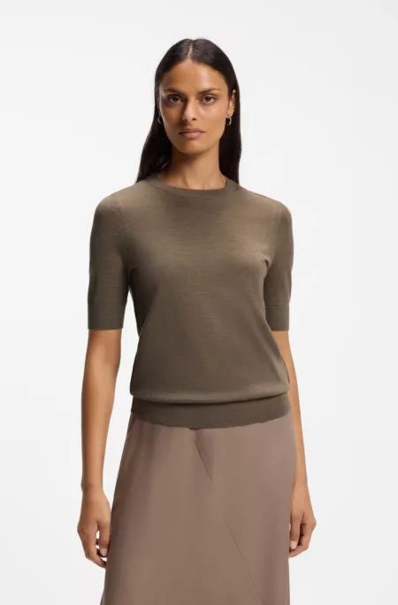 Slim-fit short-sleeved sweater in superfine Merino wool