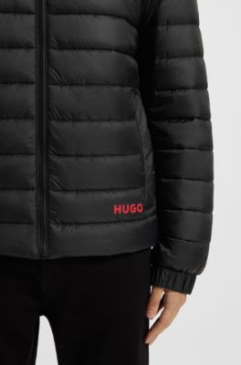 Chaqueta ligera de tejido repelente al agua con logotipo rojo, Negro