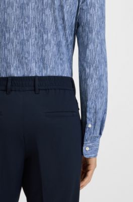 Camisa slim fit de tejido el&aacute;stico t&eacute;cnico hecho en Italia, Celeste