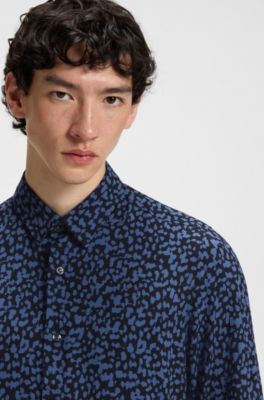 Camisa relaxed fit en popel&iacute;n con estampado abstracto, Azul