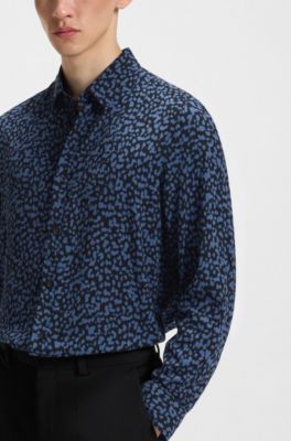 Camisa relaxed fit en popel&iacute;n con estampado abstracto, Azul