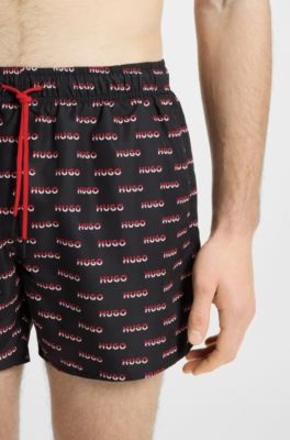 Ba&ntilde;ador tipo shorts con estampado integral de logos divididos, Negro