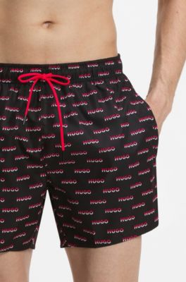Ba&ntilde;ador tipo shorts con estampado integral de logos divididos, Negro