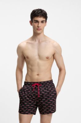 Ba&ntilde;ador tipo shorts con estampado integral de logos divididos, Negro