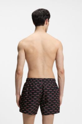 Ba&ntilde;ador tipo shorts con estampado integral de logos divididos, Negro