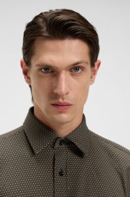 Camisa slim fit de algod&oacute;n el&aacute;stico con estampado de monogramas, Beige