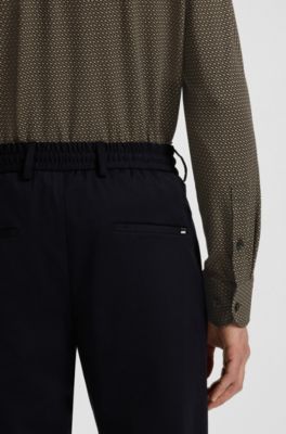 Camisa slim fit de algod&oacute;n el&aacute;stico con estampado de monogramas, Beige