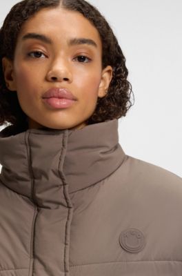 Chaqueta acolchada relaxed fit repelente al agua con insignia de HUGO, Marr&oacute;n