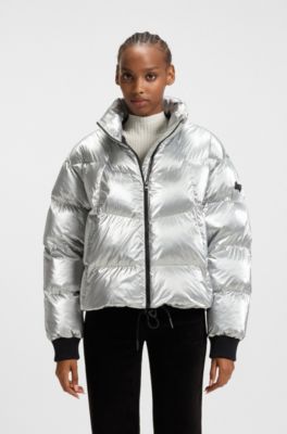 Chaqueta acolchada de alto brillo con insignia de logo en silicona, Fantas&iacute;a