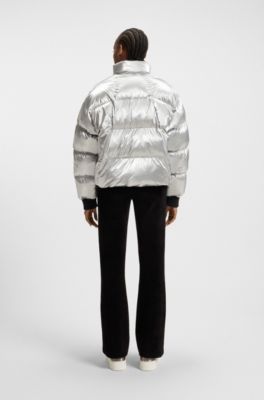 Chaqueta acolchada de alto brillo con insignia de logo en silicona, Fantas&iacute;a